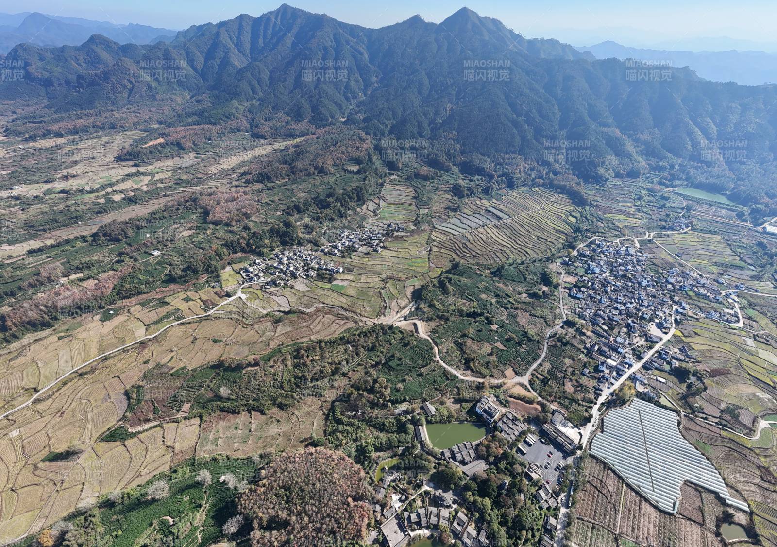 皖南山间村落田园风光图片