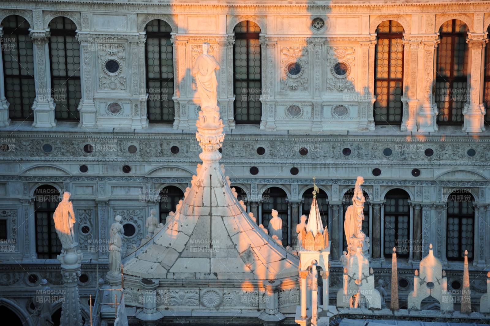 意大利夕阳下的宫殿喷泉图片