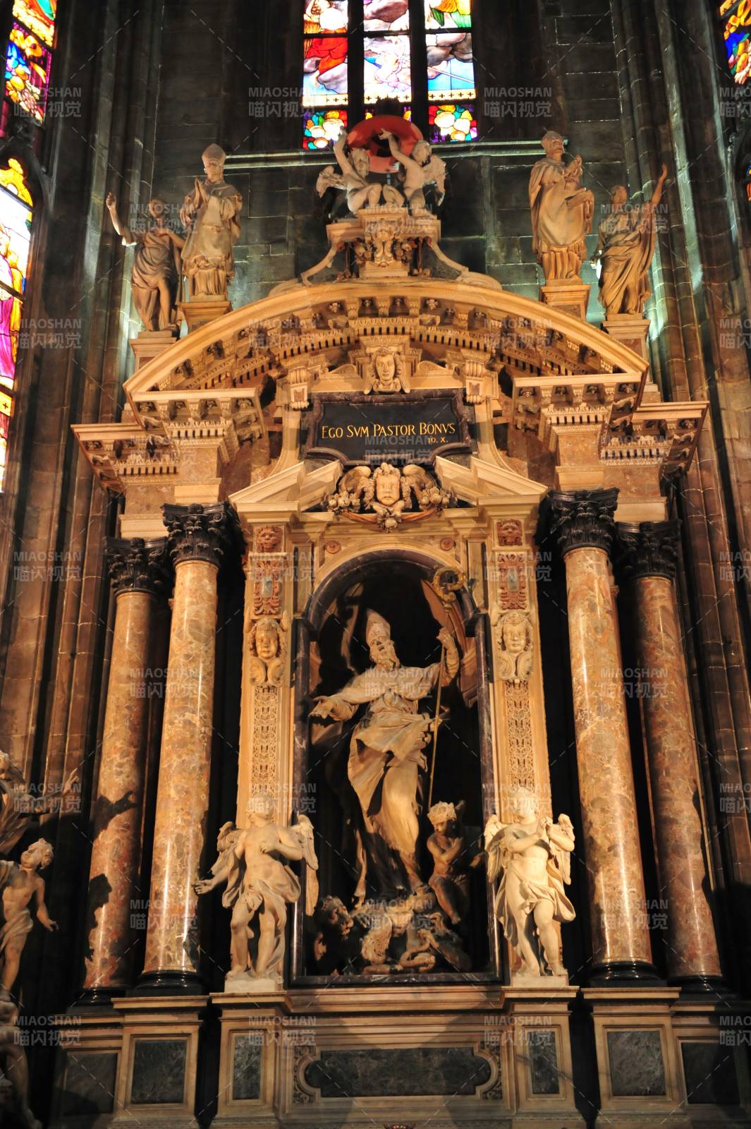 意大利圣坛雕像与彩窗图片