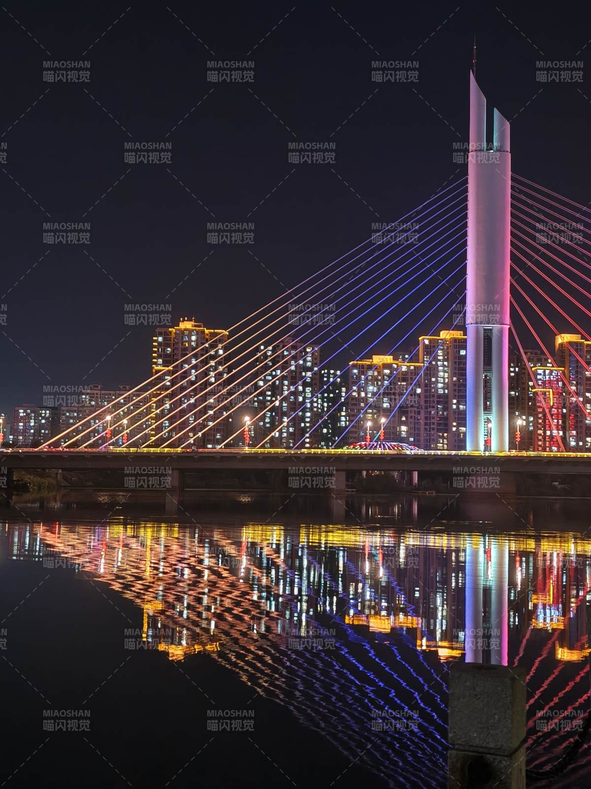 滕州夜桥霓虹映水城图片