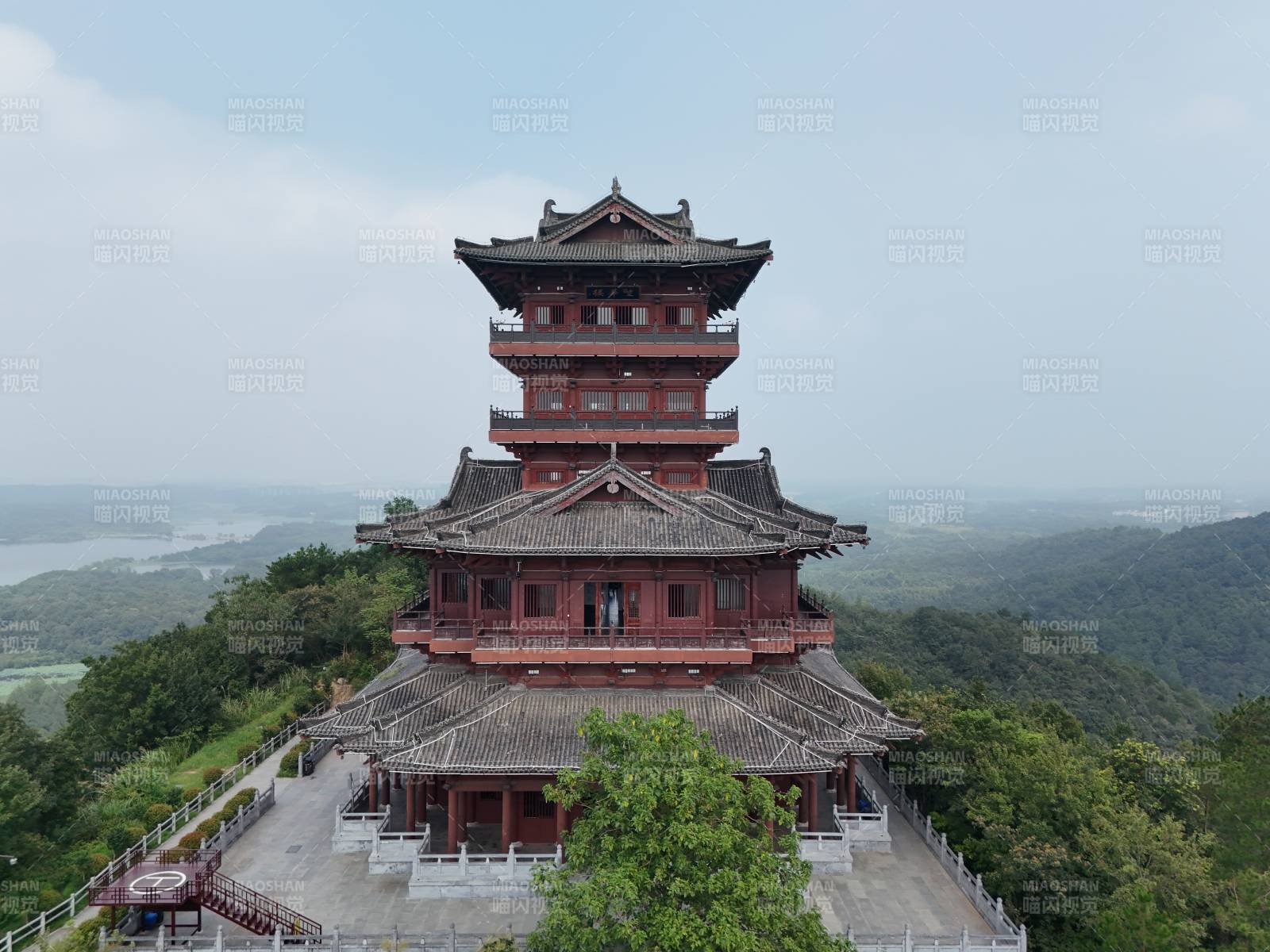 望华楼古塔巍峨山间立图片