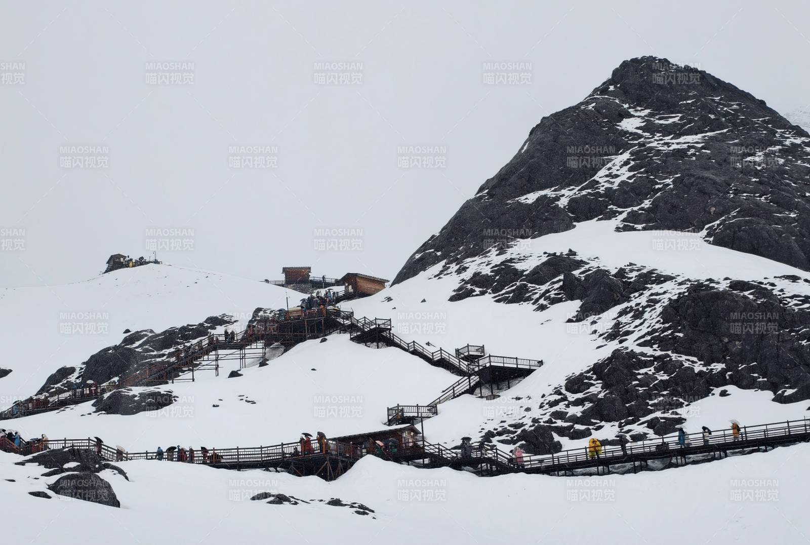 雪山栈道游人行图片