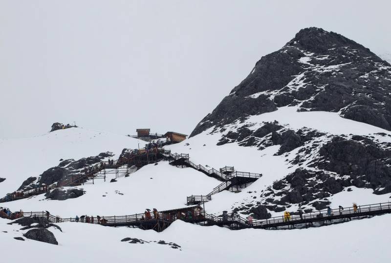 雪山栈道游人行图片