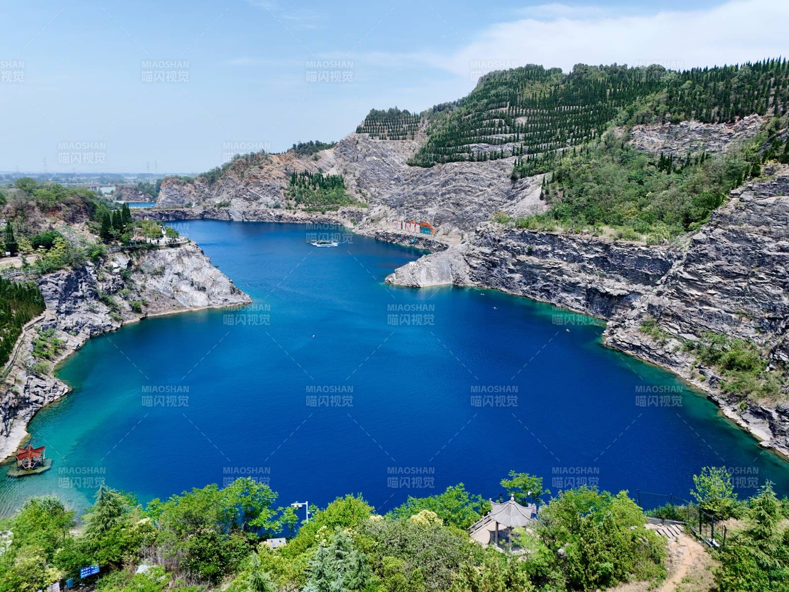 象山公园碧湖嵌山间图片