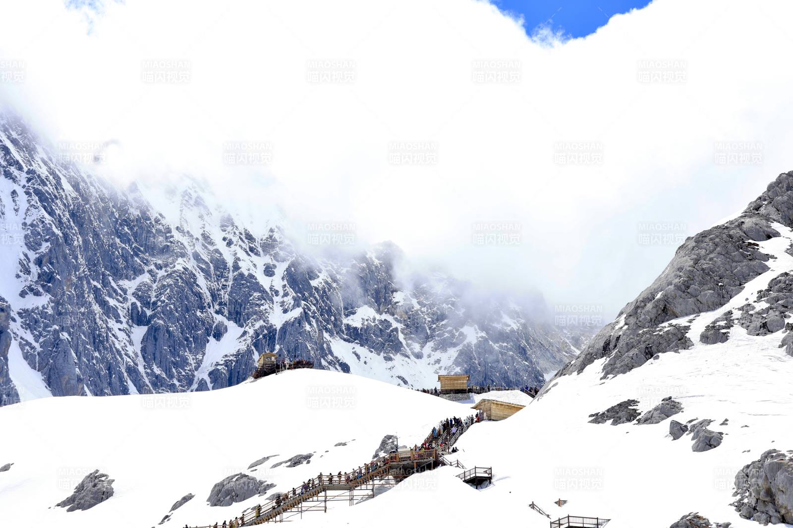 玉龙雪山栈道云雾缭绕图片