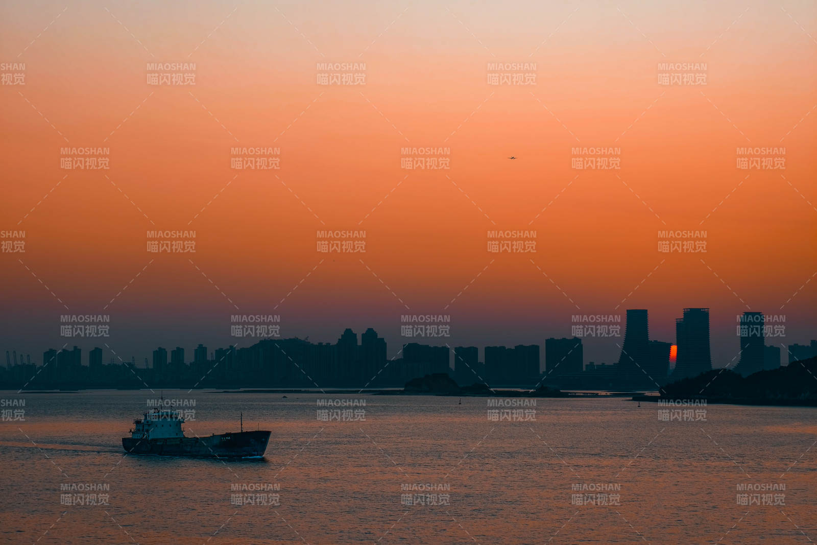 夕阳下的厦门城市剪影图片