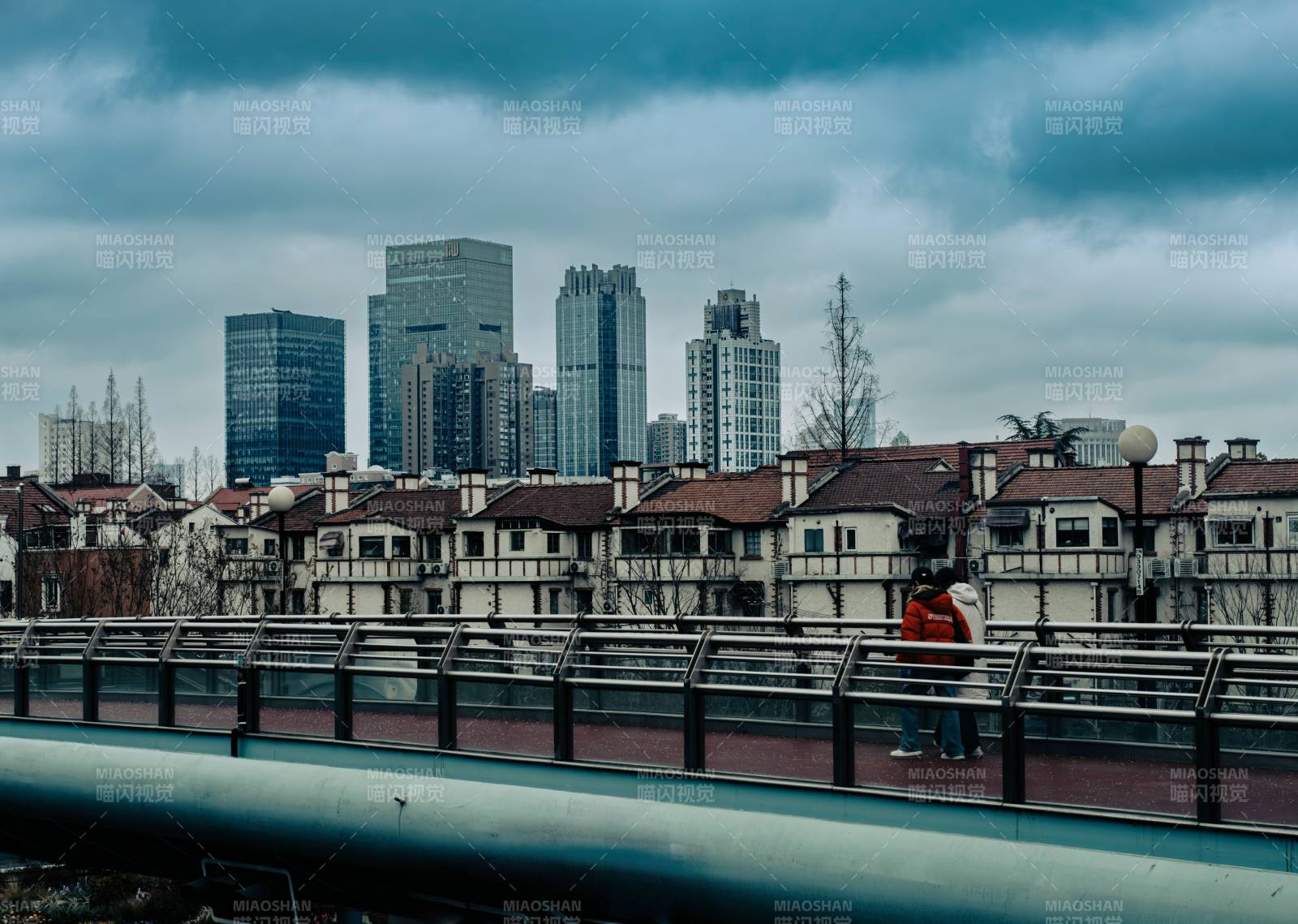 城市天际线下的行人图片