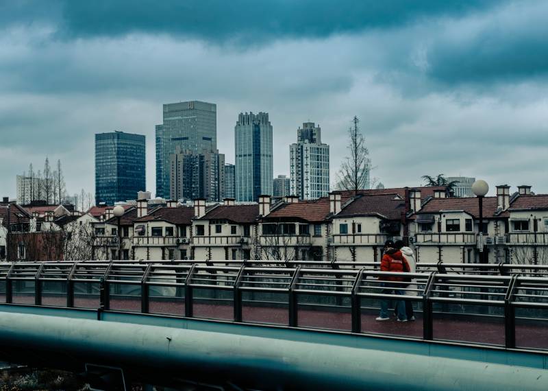 城市天际线下的行人图片