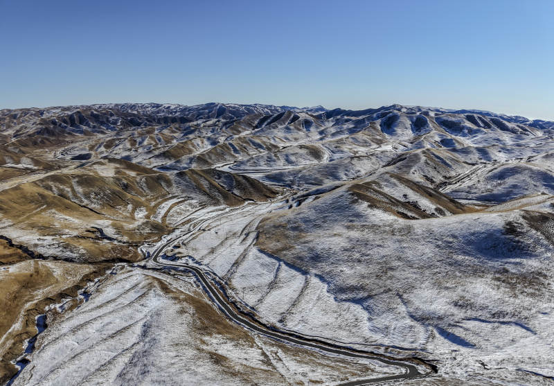 乌兰察布雪覆山峦 蜿蜒之路图片