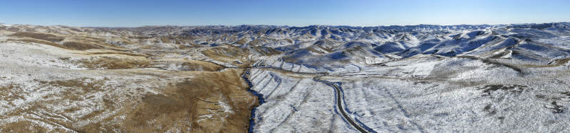 阴山山脉全景俯瞰图图片