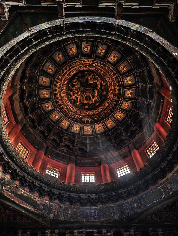 北京故宫隆福寺藻井九龙盘旋穹顶图片