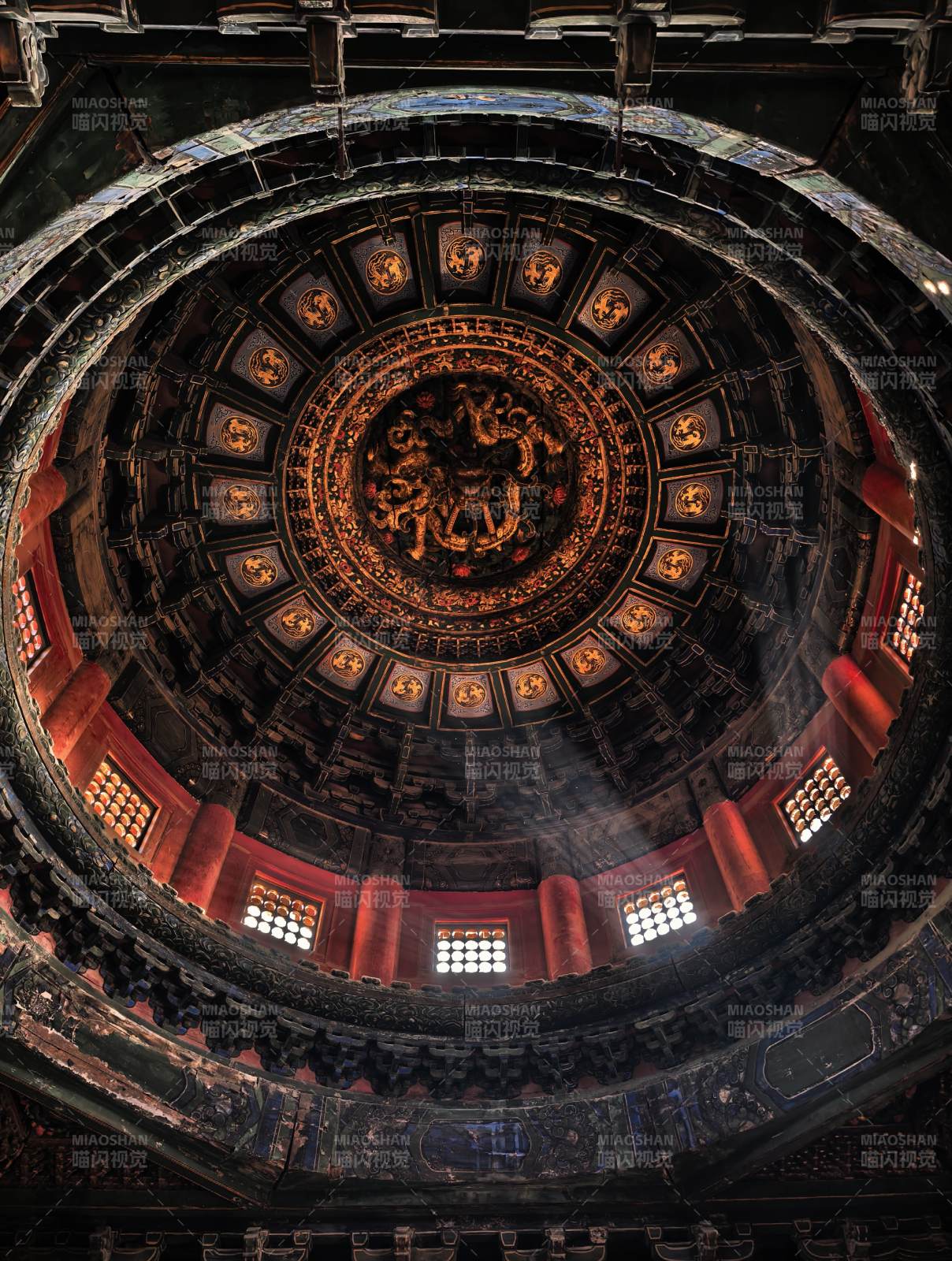 北京故宫隆福寺藻井九龙盘旋穹顶图片