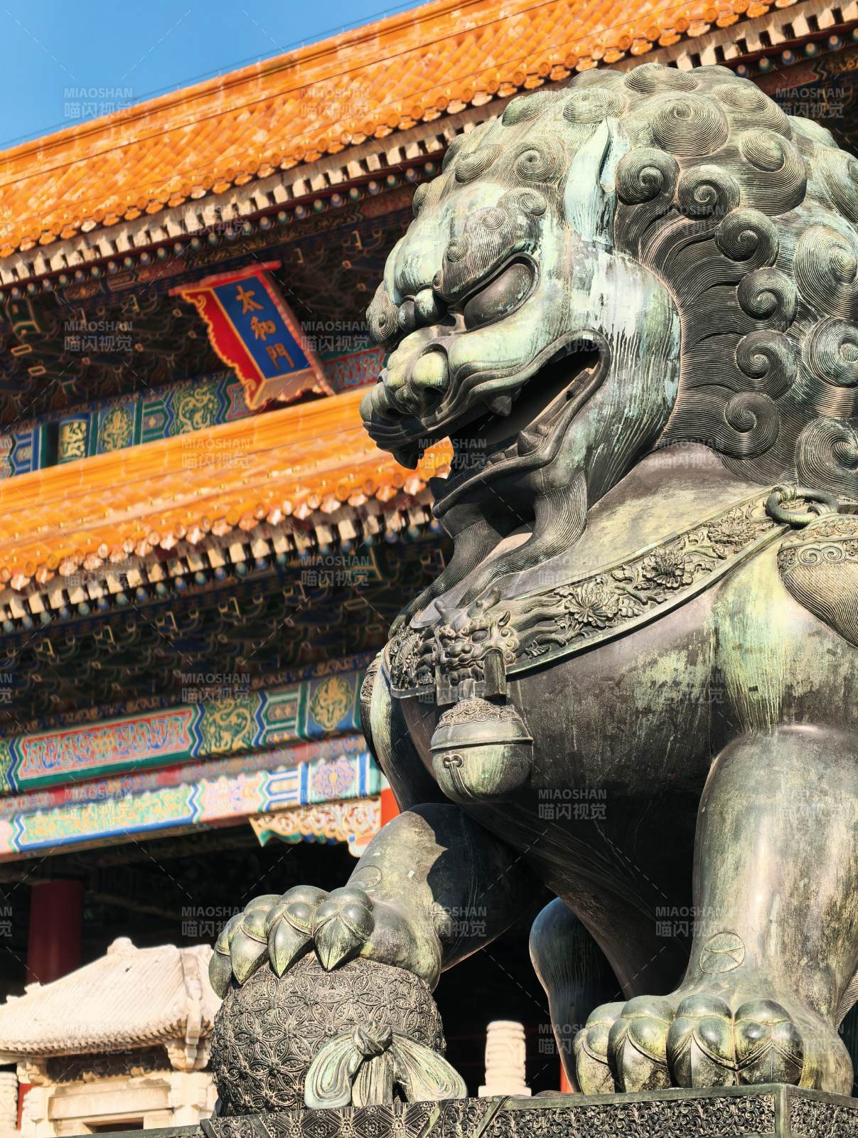 北京故宫太和门前青铜雄狮图片