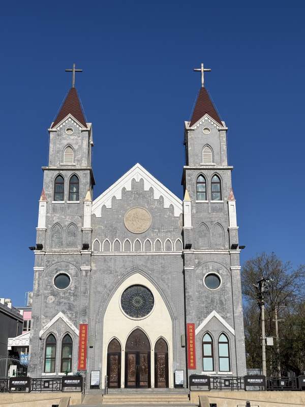 房山长辛店双塔教堂蓝天映衬图片