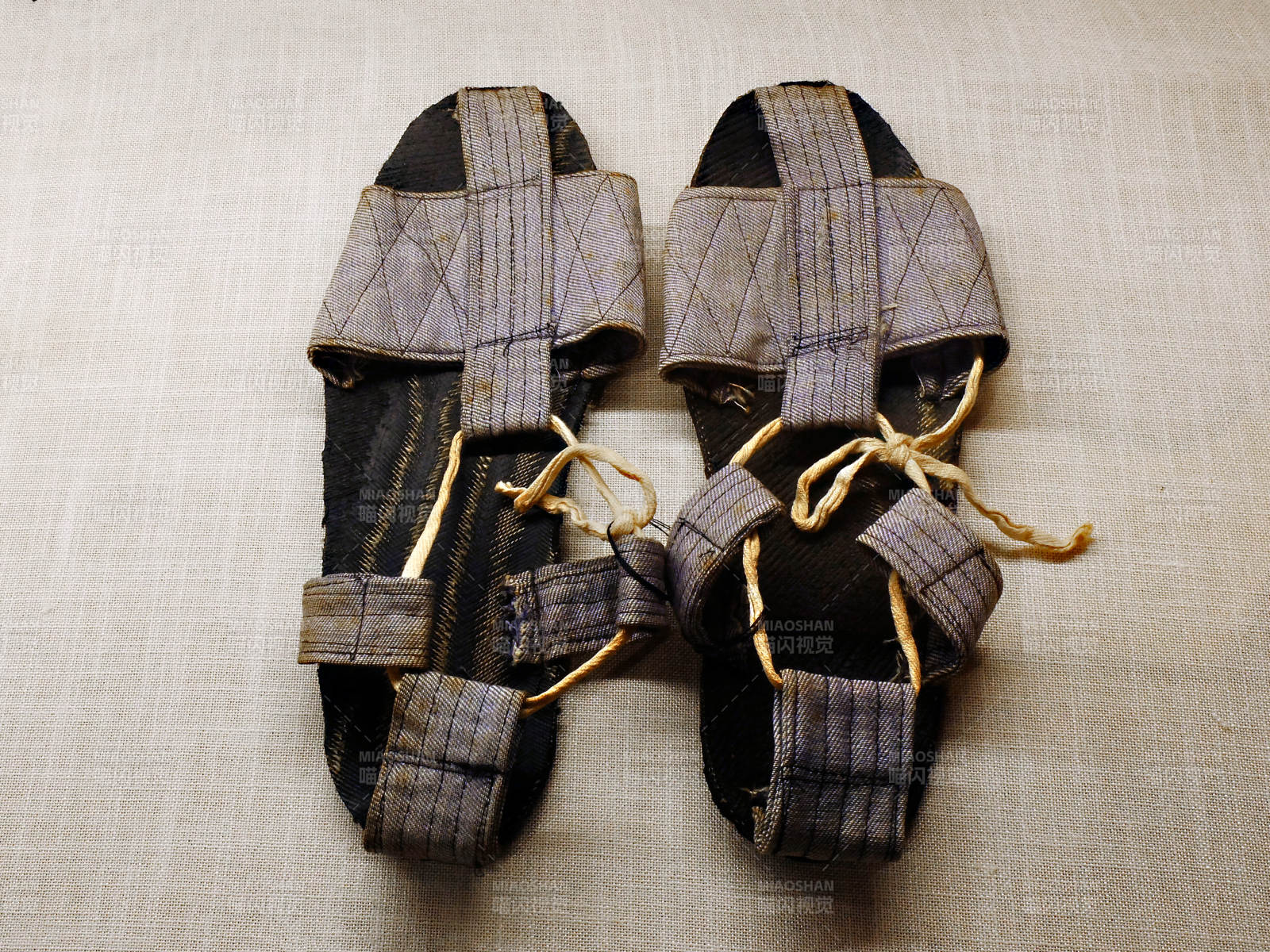 广东东江纵队纪念馆展品古朴布鞋图片