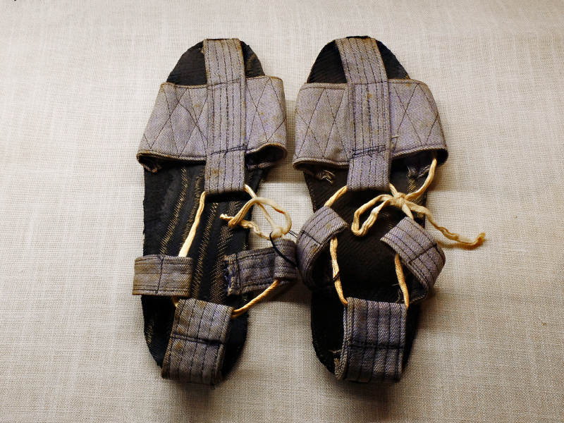 广东东江纵队纪念馆展品古朴布鞋图片