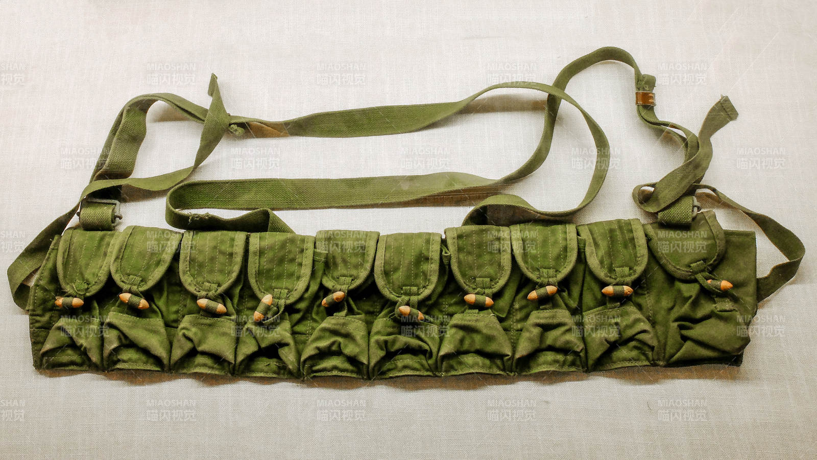 广东东江纵队纪念馆展品绿色弹药背带图片