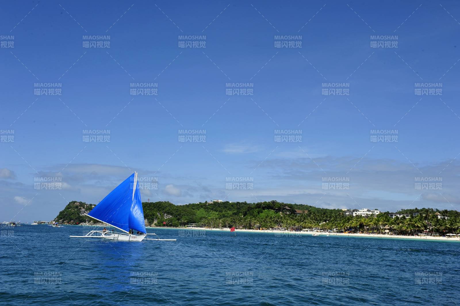 菲律宾长滩岛碧海蓝天帆影翩跹图片