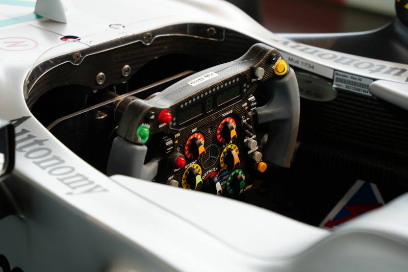 奔驰F1赛车方向盘特写图片