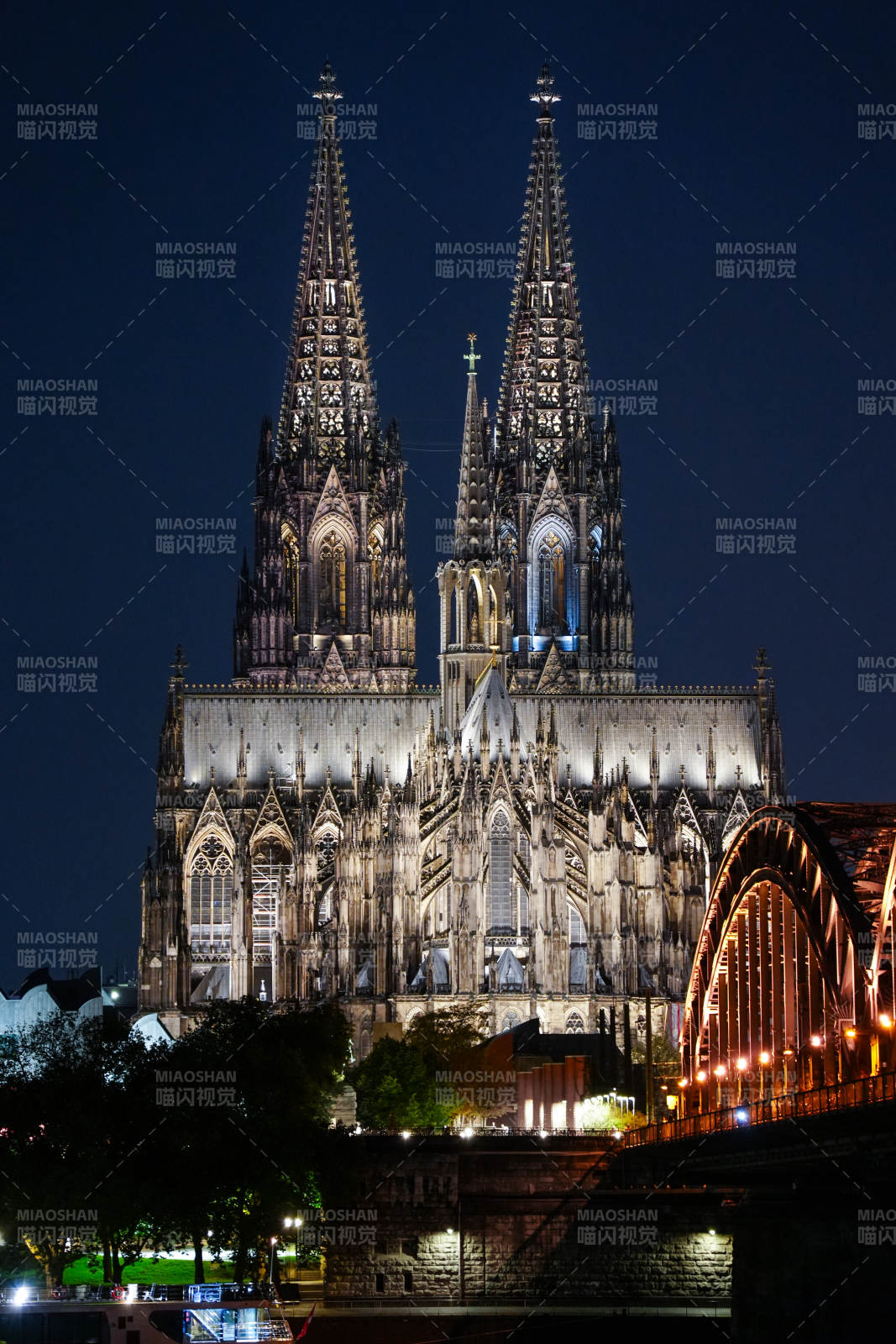夜幕下的科隆大教堂图片