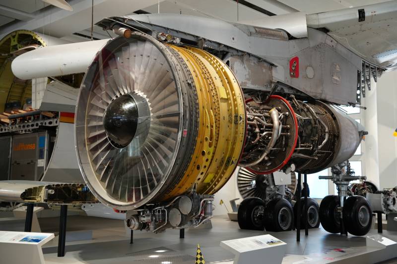 慕尼黑博物馆中的涡轮发动机展示图片