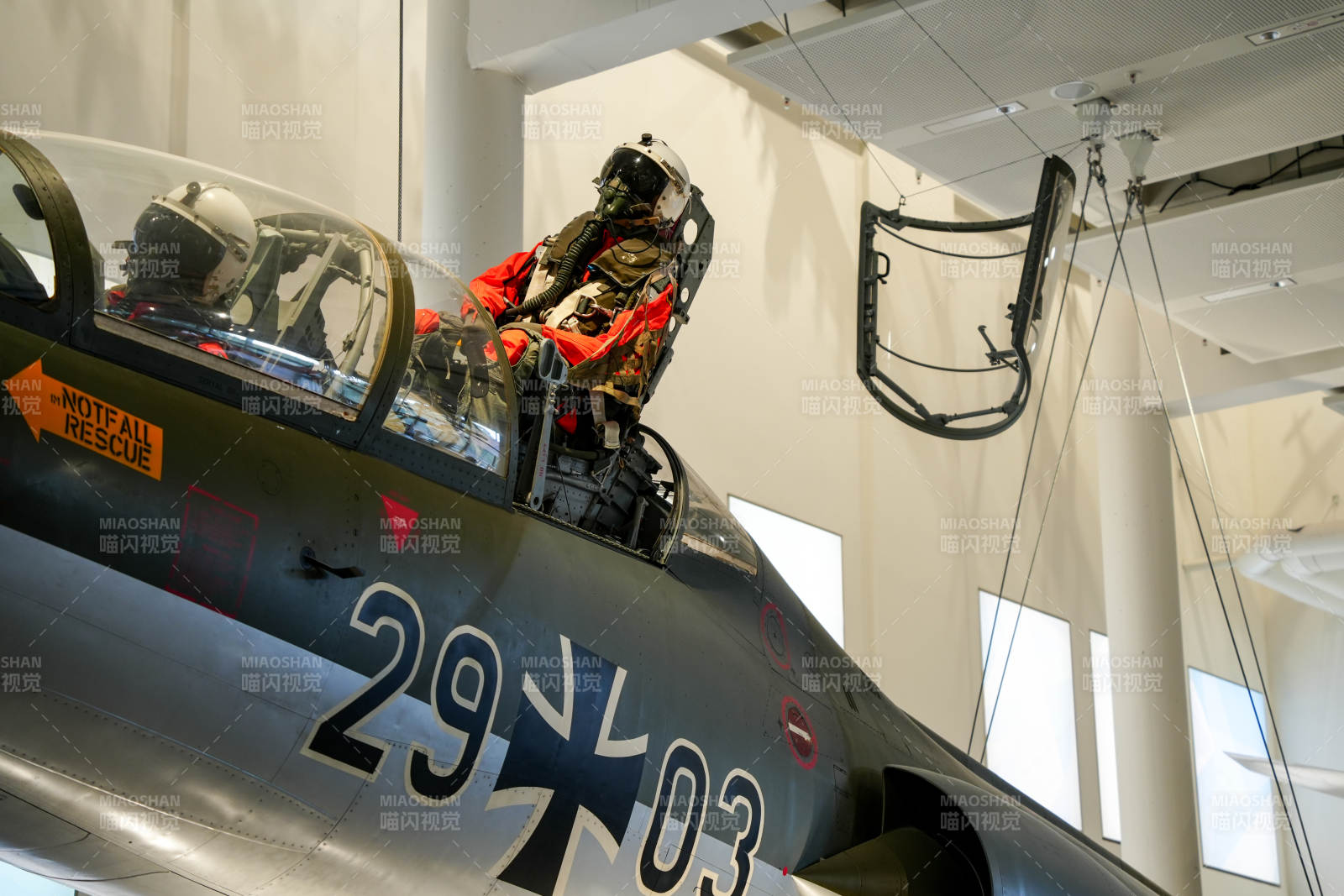 慕尼黑博物馆中的战斗机驾驶舱特写图片