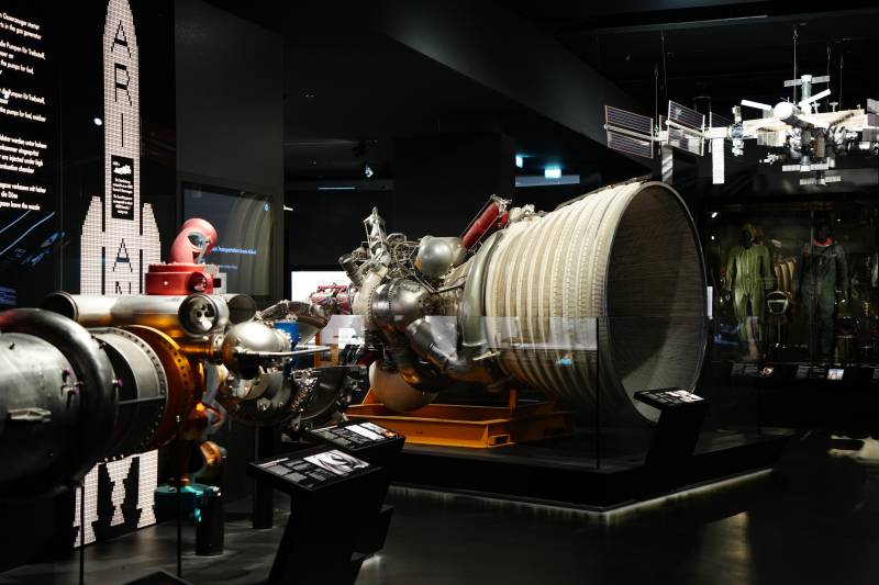慕尼黑博物馆中的火箭发动机展示图片