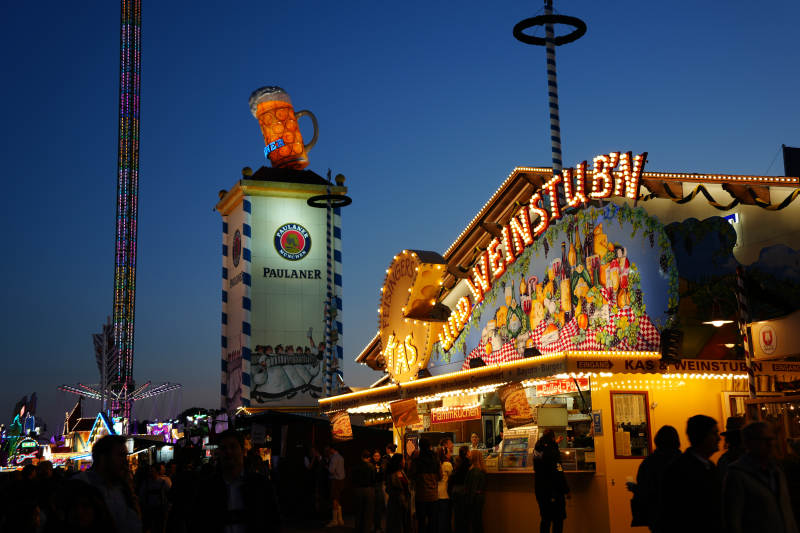 慕尼黑啤酒节夜景图片