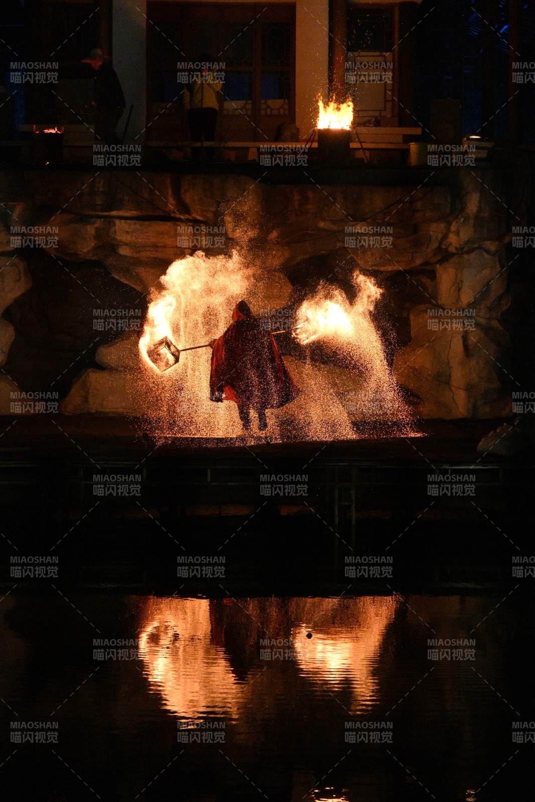 园博园火舞映水夜景图片