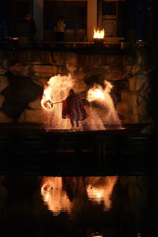 园博园火舞映水夜景图片