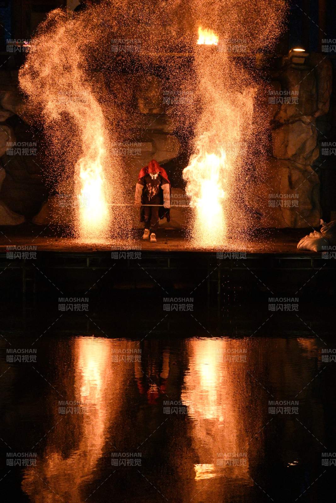 园博园火舞倒影图片