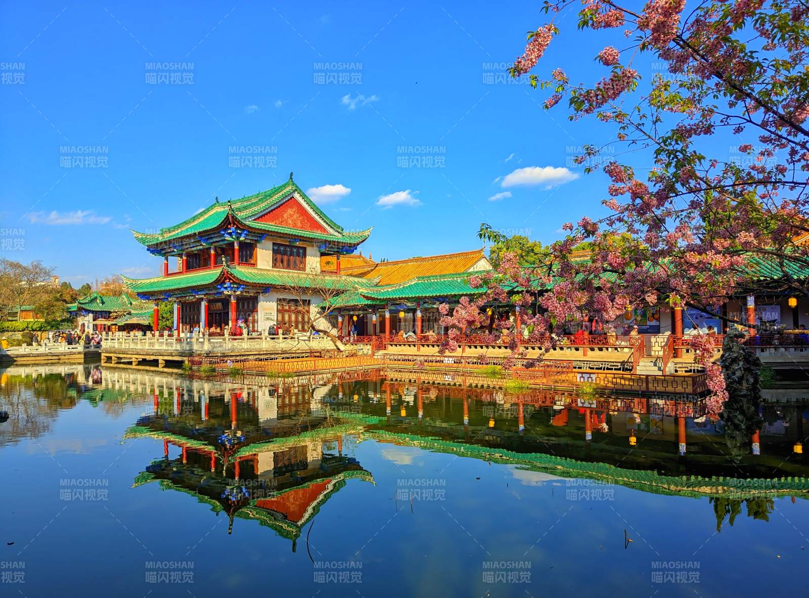 冬日昆明翠湖公园观鱼楼倒影图片