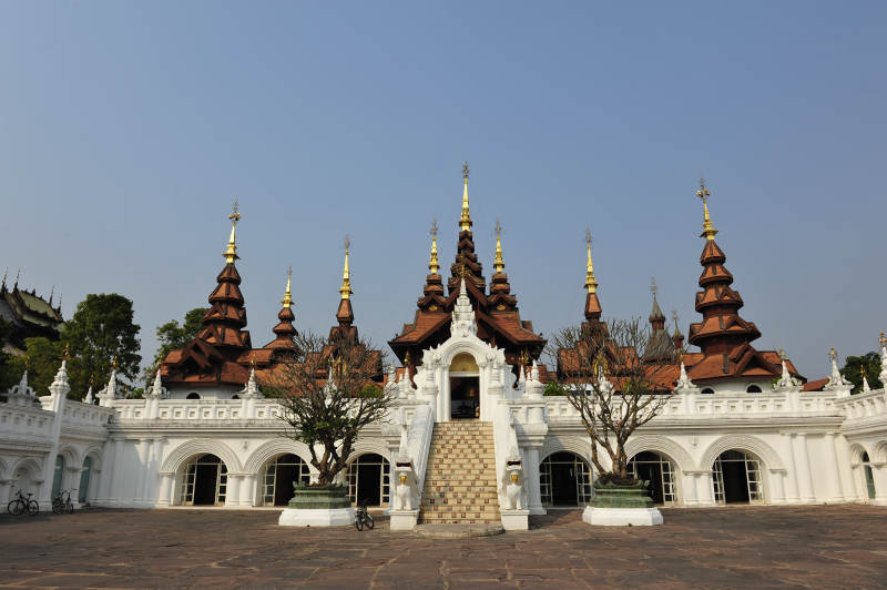 泰国白塔金顶庙宇图片