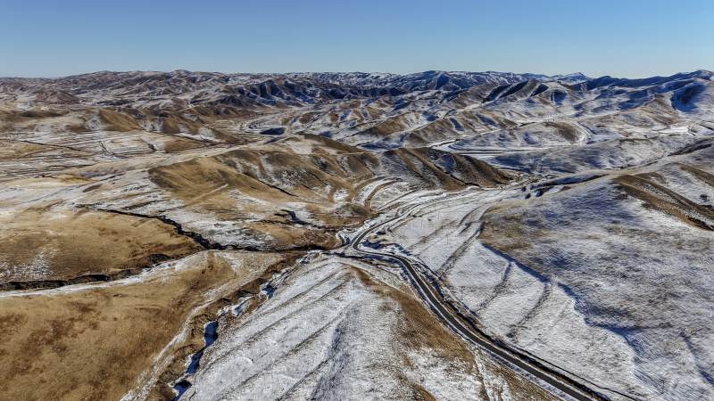 阴山山脉雪景俯拍图片