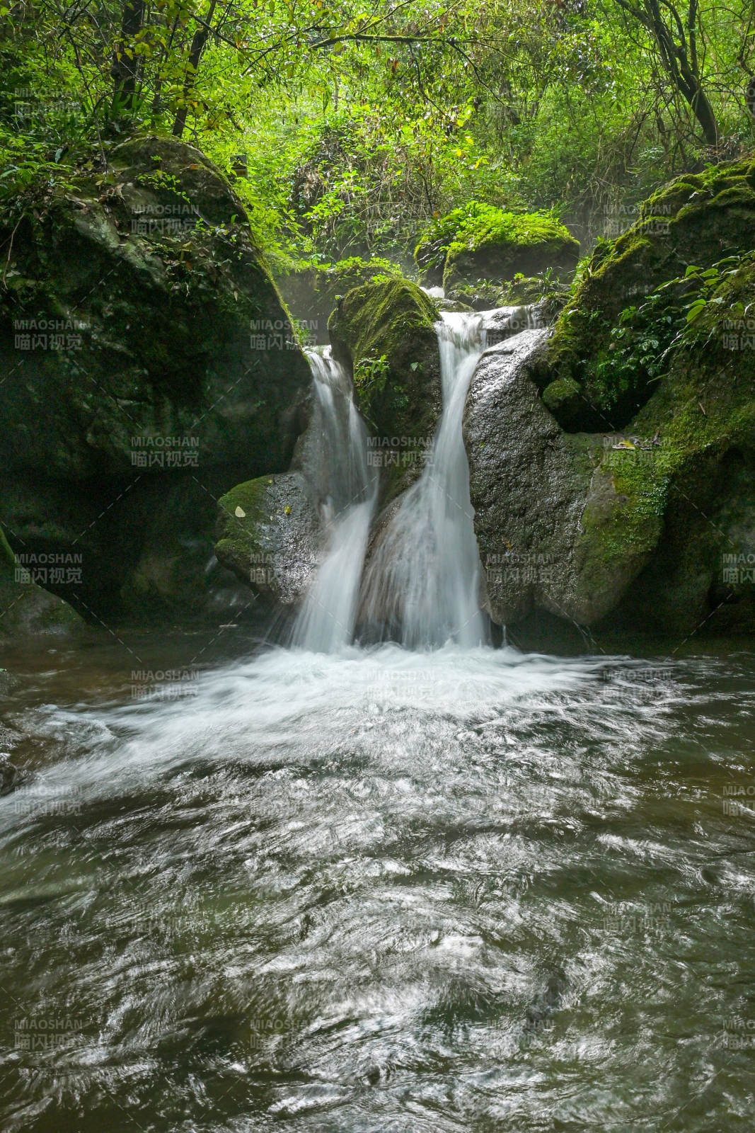 湖北南漳县翡翠峡山涧瀑布峡谷自然风光图片