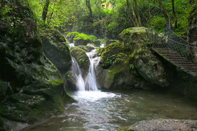 湖北南漳县翡翠峡山涧瀑布峡谷自然风光图片