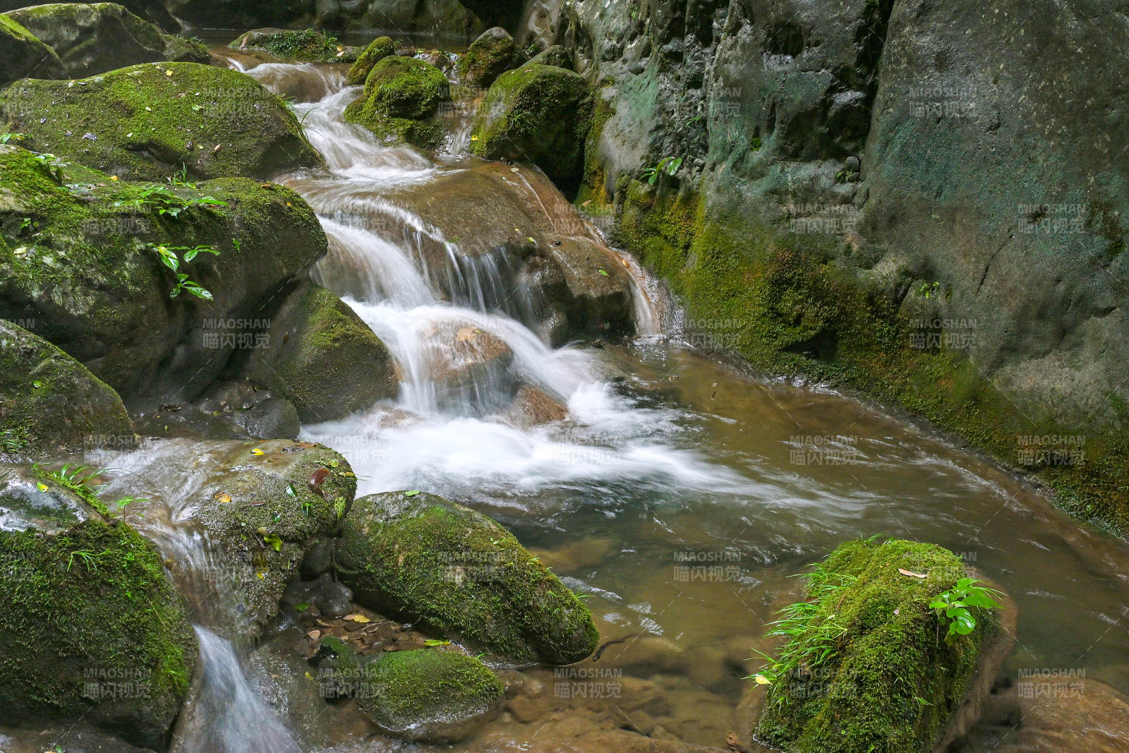 湖北南漳县翡翠峡山涧瀑布峡谷自然风光图片