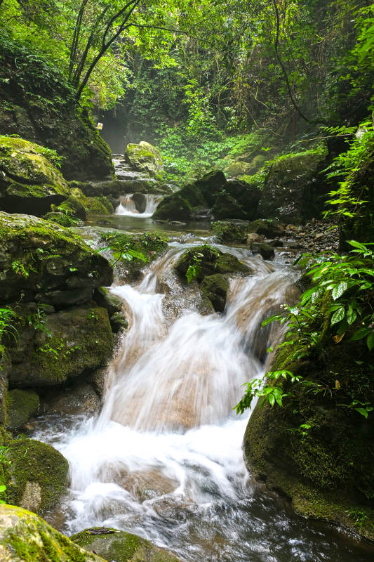 湖北南漳县翡翠峡山涧瀑布峡谷自然风光图片