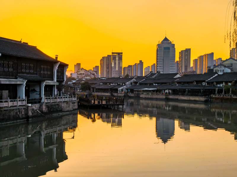 浙江嘉兴古今建筑同框黄昏天际线图片