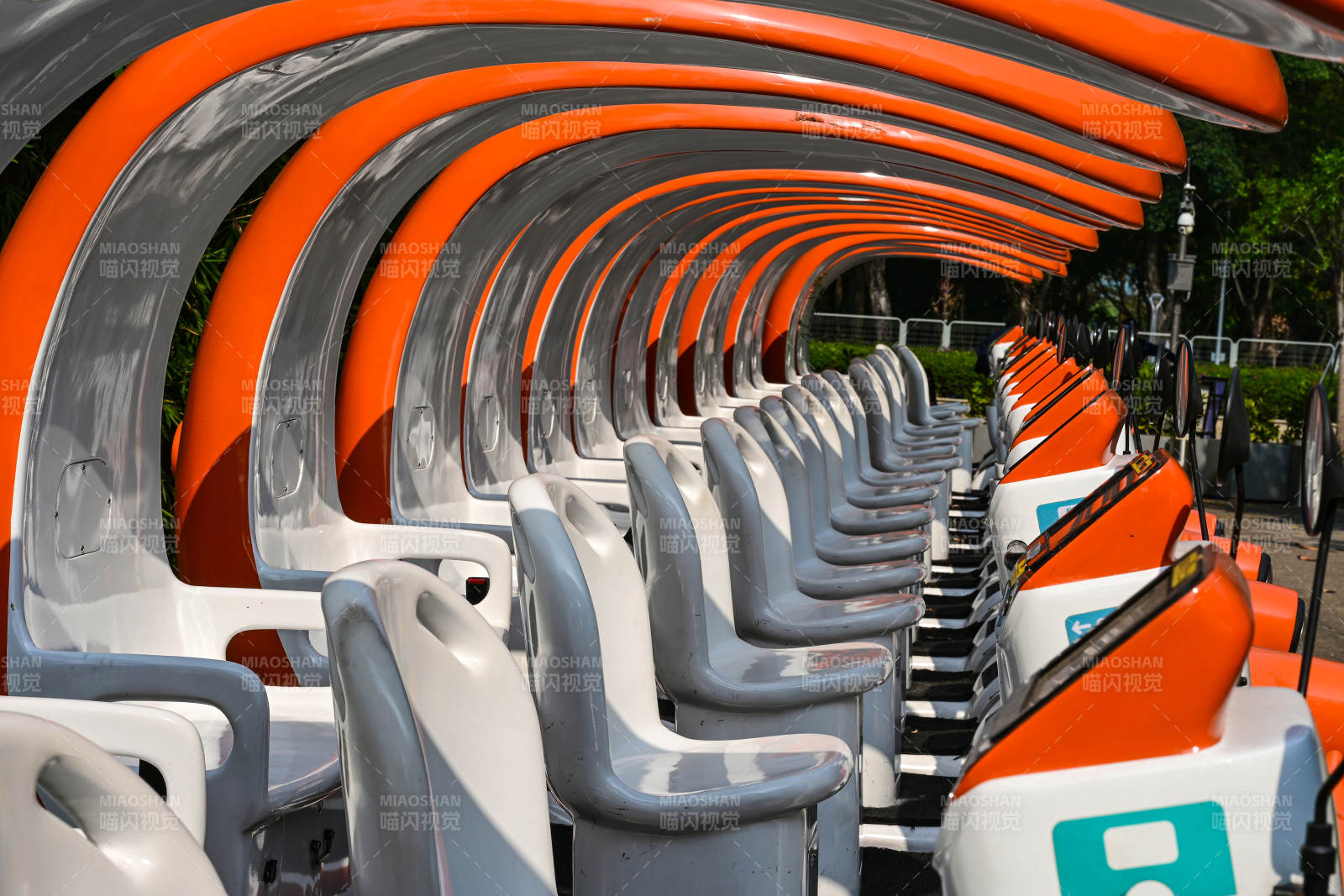 阳光下景区整齐排列的卡通造型观光游览车图片