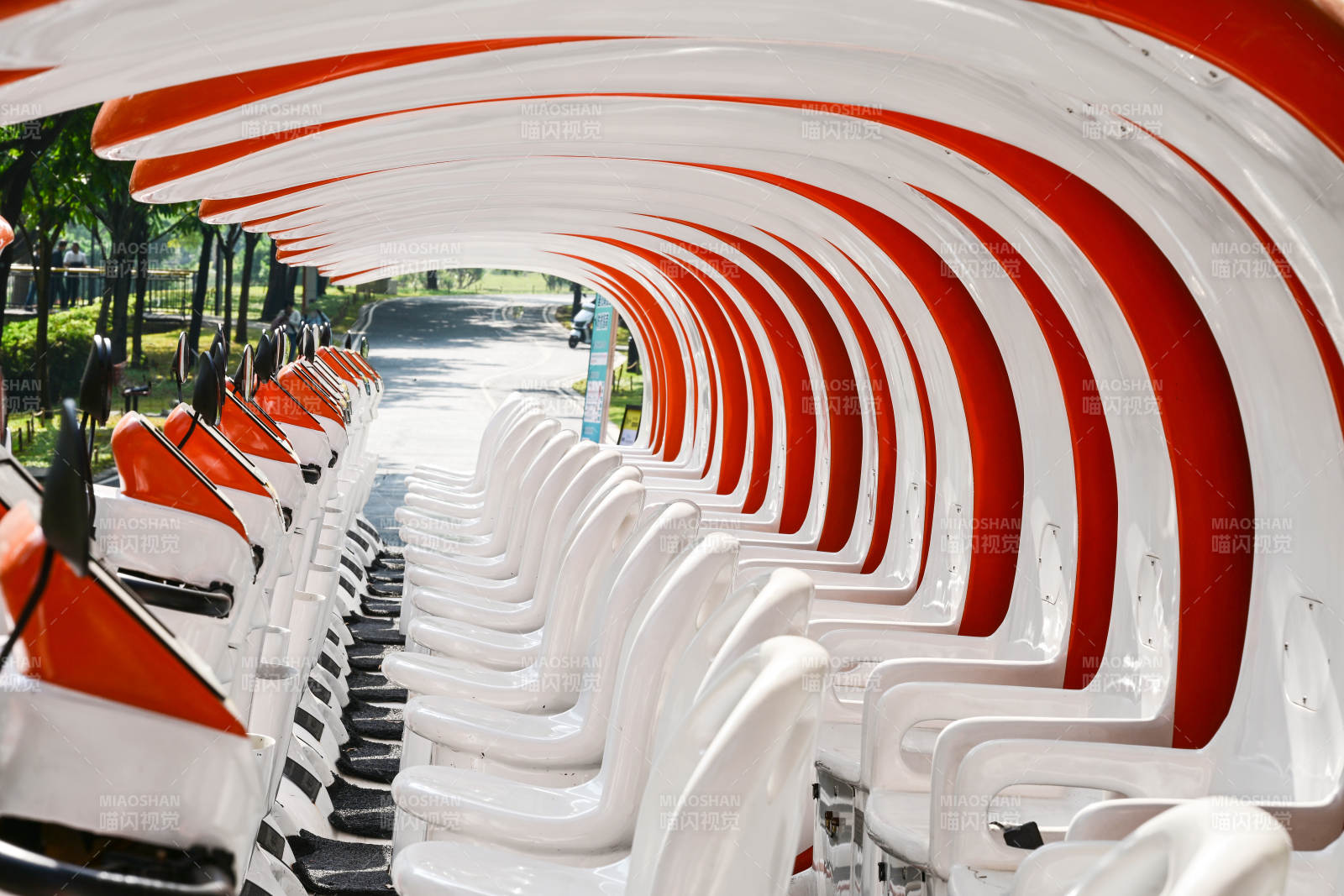 阳光下景区整齐排列的卡通造型观光游览车图片