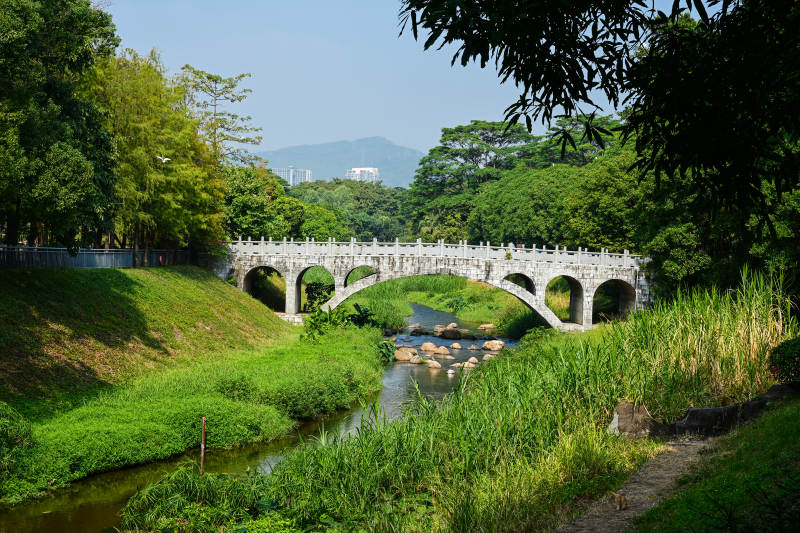 阳光下的石拱桥流水自然风光图片