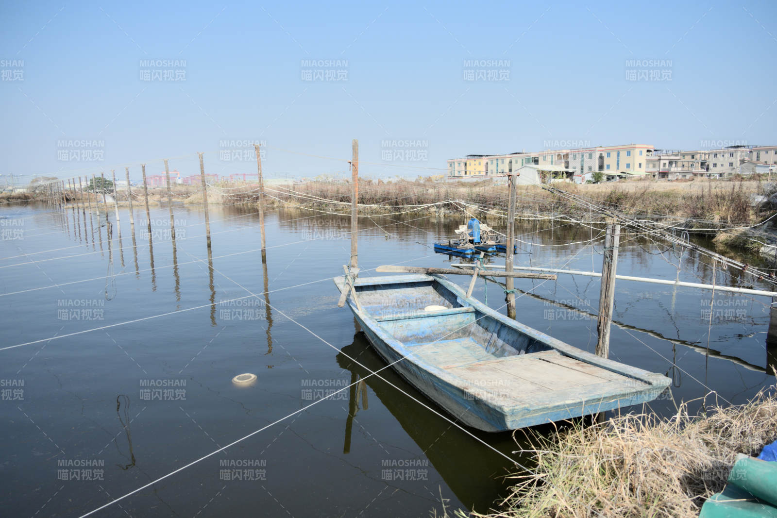 池塘渔船小舟图片