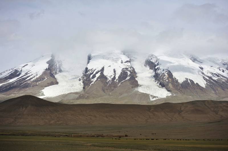 新疆雪山巍峨 云雾缭绕图片