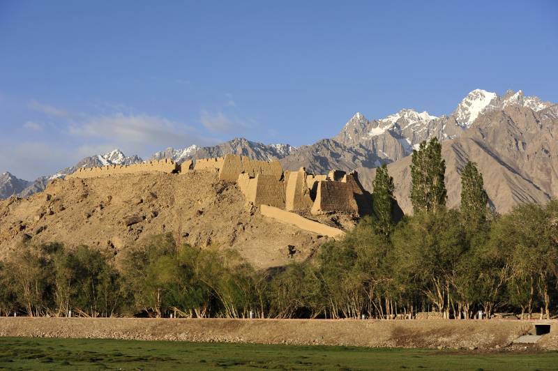 新疆雪山下的古城遗址图片