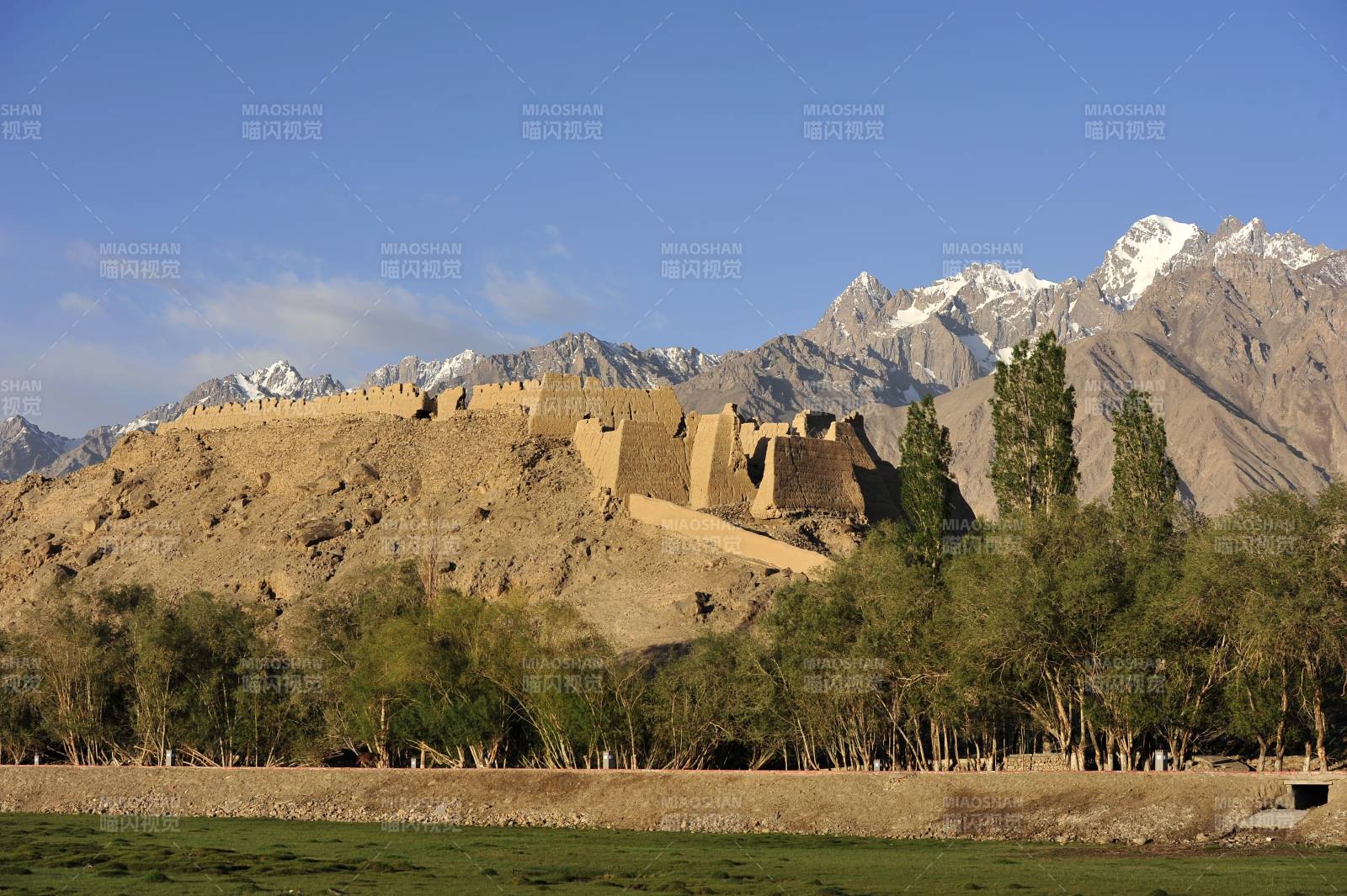 新疆雪山下的古城遗址图片