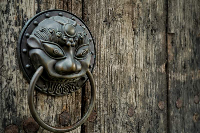 成都茶馆古铜狮头门环图片