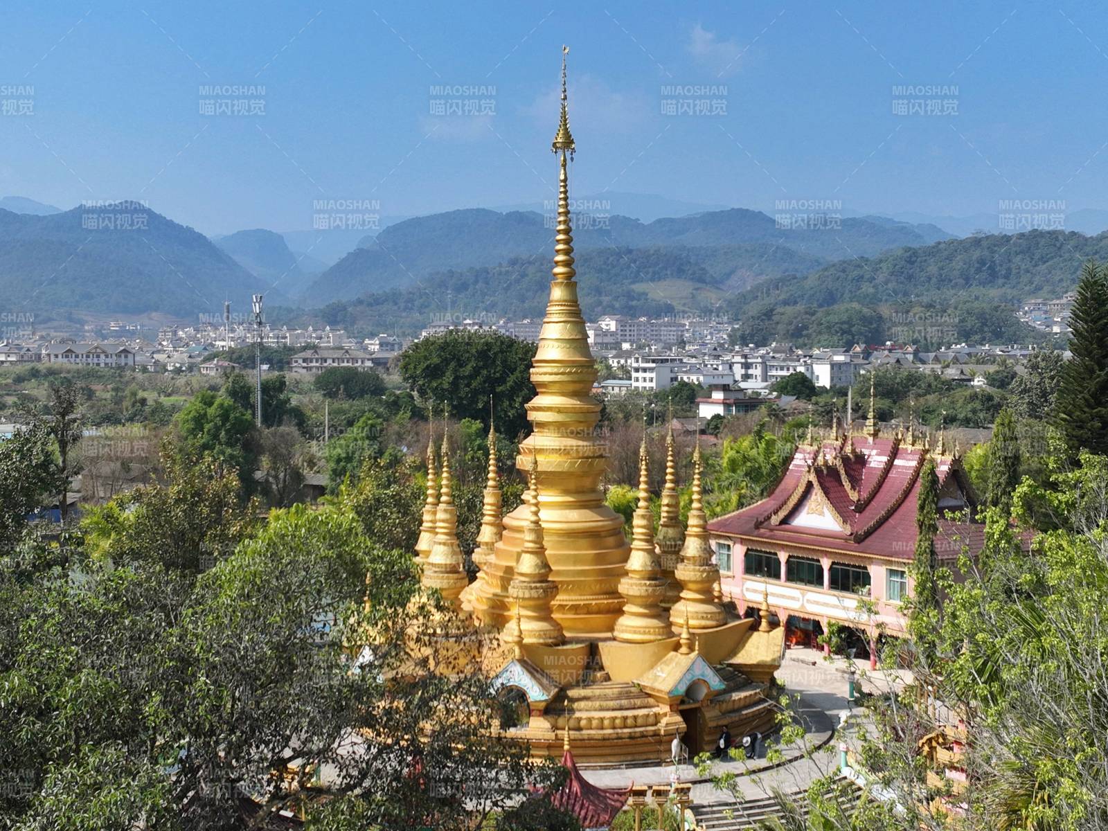 云南孟连的孟连大金塔图片