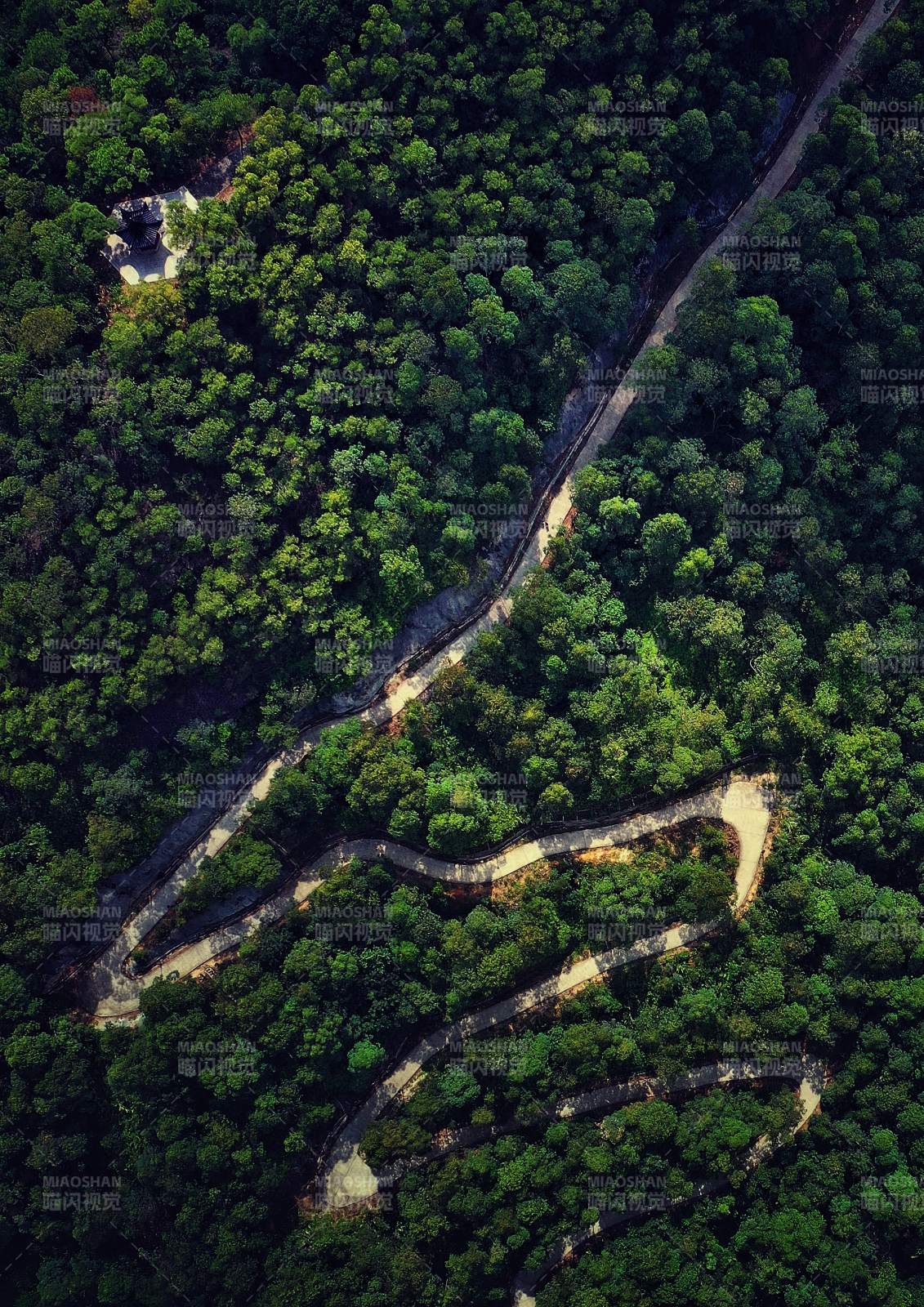 航拍视角下的盘山山路图片
