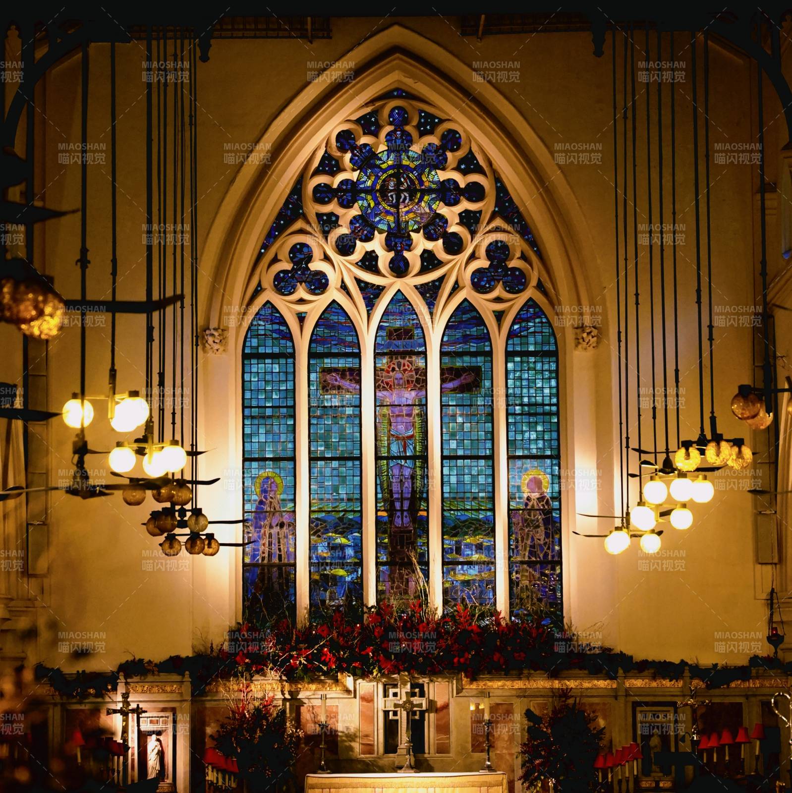 教堂彩窗夜景 香港图片